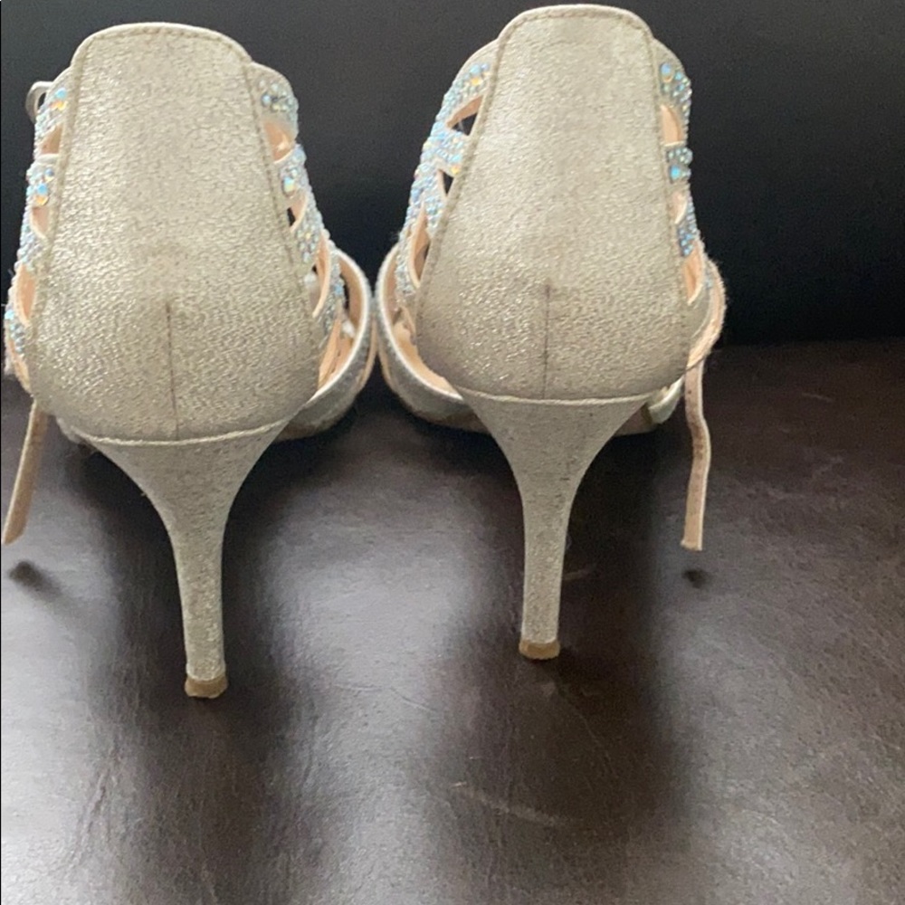 Silver Heels - Picture 3 of 5